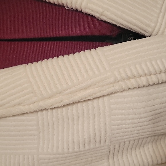 Pendergrass Bay Off White Ivory Textured Unisex Bathrobe - Picture 4 of 5